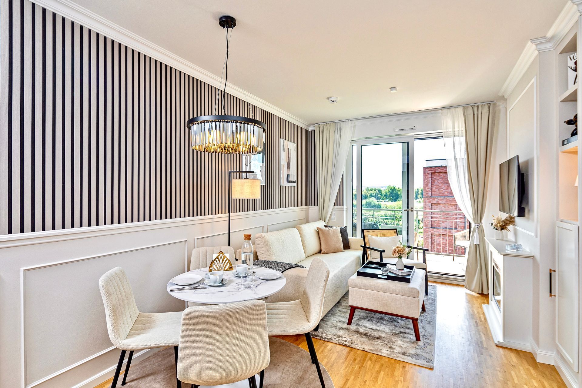 Stilvoller Wohn- und Essbereich einer Ferienwohnung in Dresden mit Designmöbeln und ruhigem Farbkonzept