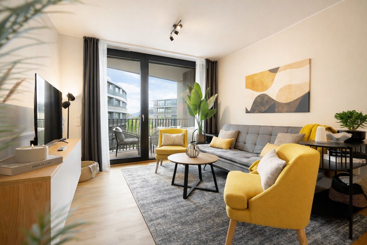 Wohnzimmer einer stilvollen Ferienwohnung in Dresden mit modernem Design, Sofa und gemütlichem Sitzbereich