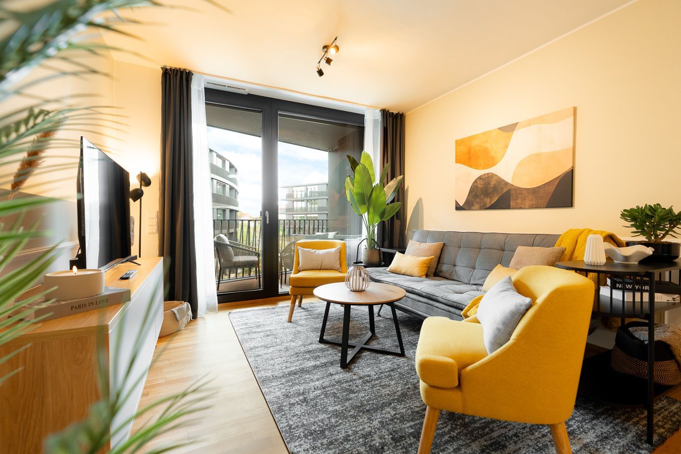Wohnzimmer einer stilvollen Ferienwohnung in Dresden mit modernem Design, Sofa und gemütlichem Sitzbereich
