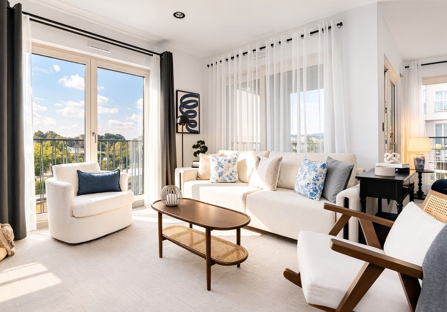 Heller Wohnbereich einer Ferienwohnung in Dresden mit großer Fensterfront, Sofa und modernem Wohnkonzept