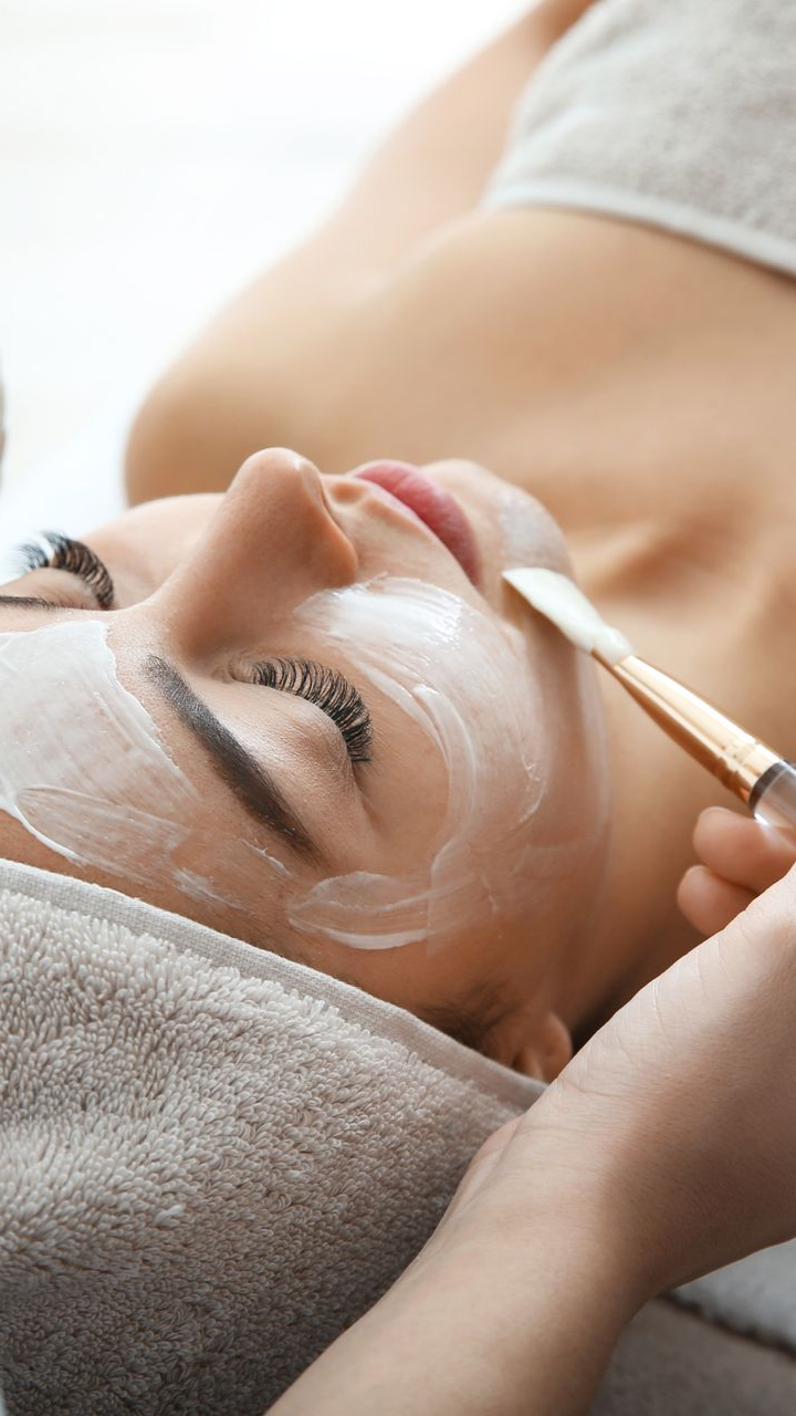 Femme en train d'avoir un soin du visage