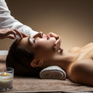 Personne en train de faire des soins sur le visage d'une femme