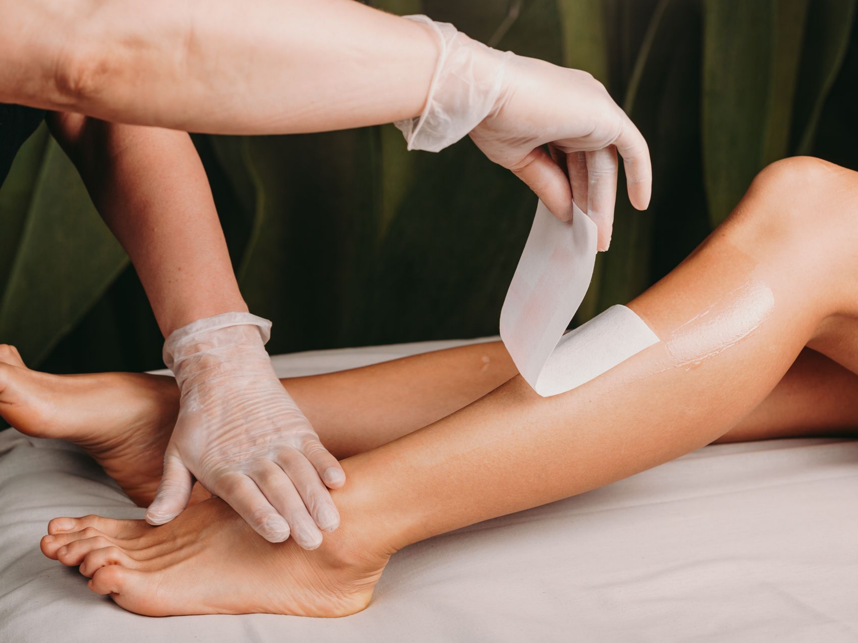 Personne en train d'épiler des jambes