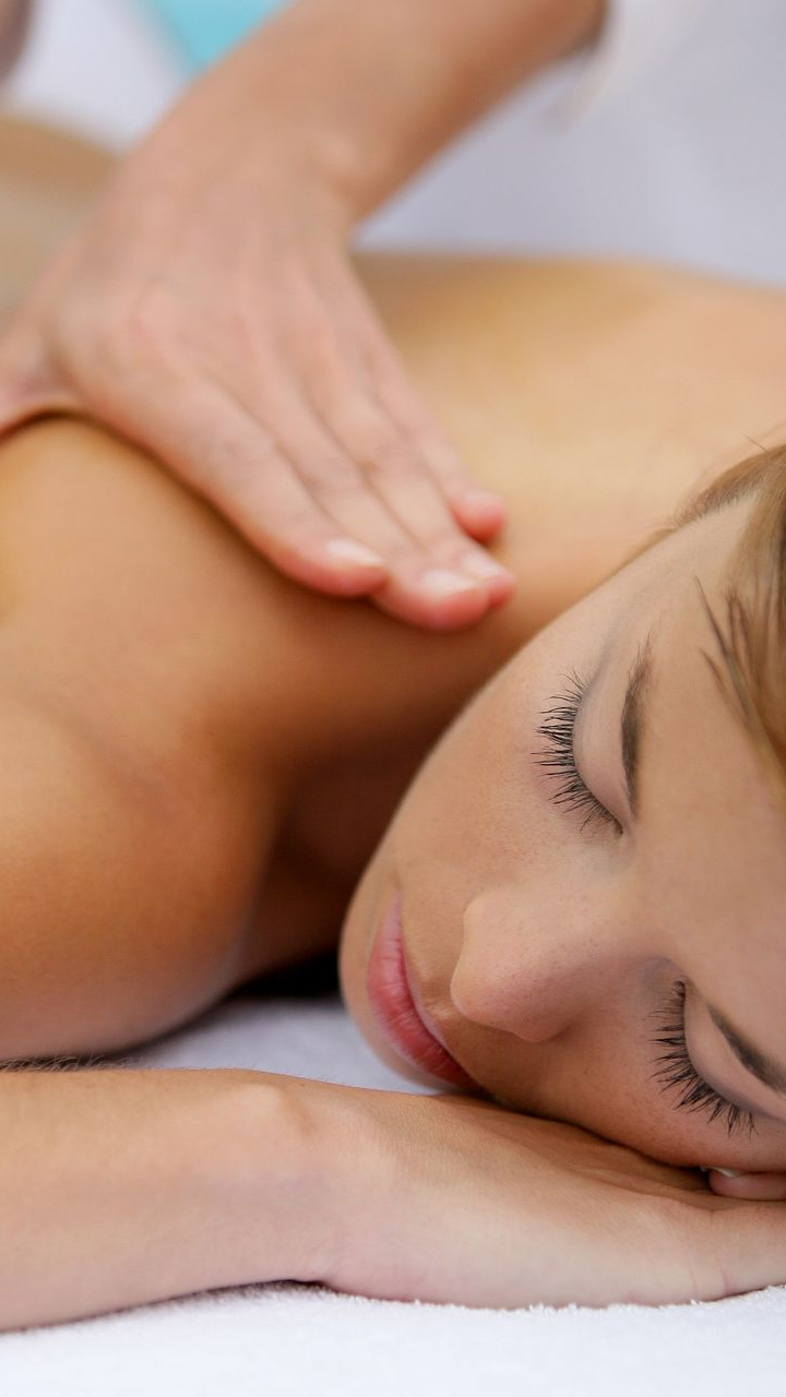 Personne en train de réaliser un massage