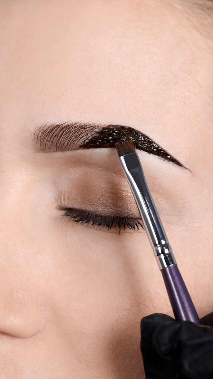 Teinture des sourcils en train d'être appliquée avec un pinceau