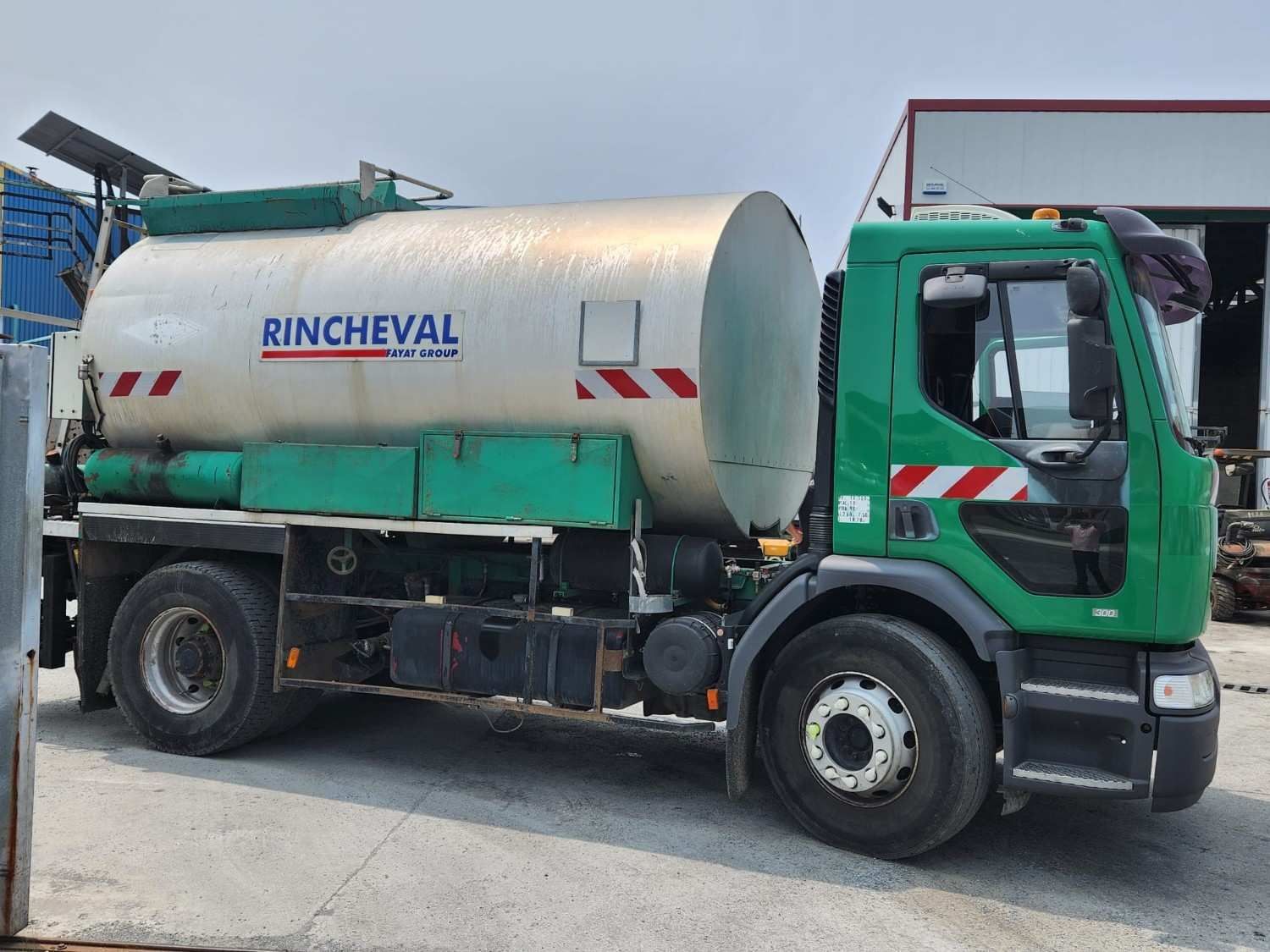 Camión cisterna verde y blanco estacionado al aire libre con el logotipo de RINCHEVAL en el tanque.