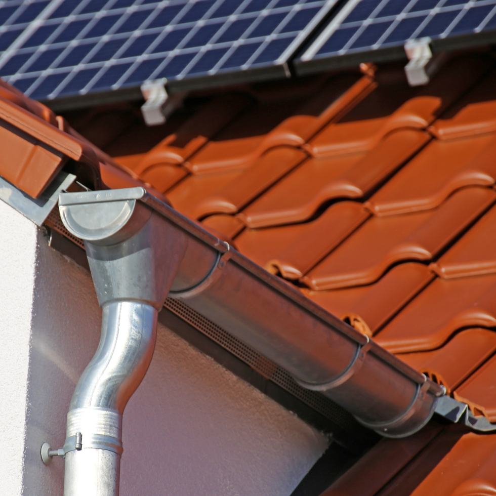 Un salon avec un canapé et une brouette en arrière-plan.