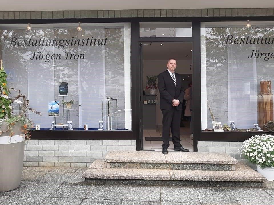 Eingangsbereich Bestattungsinstitut mit Schaufenster und persönlicher Beratung vor Ort