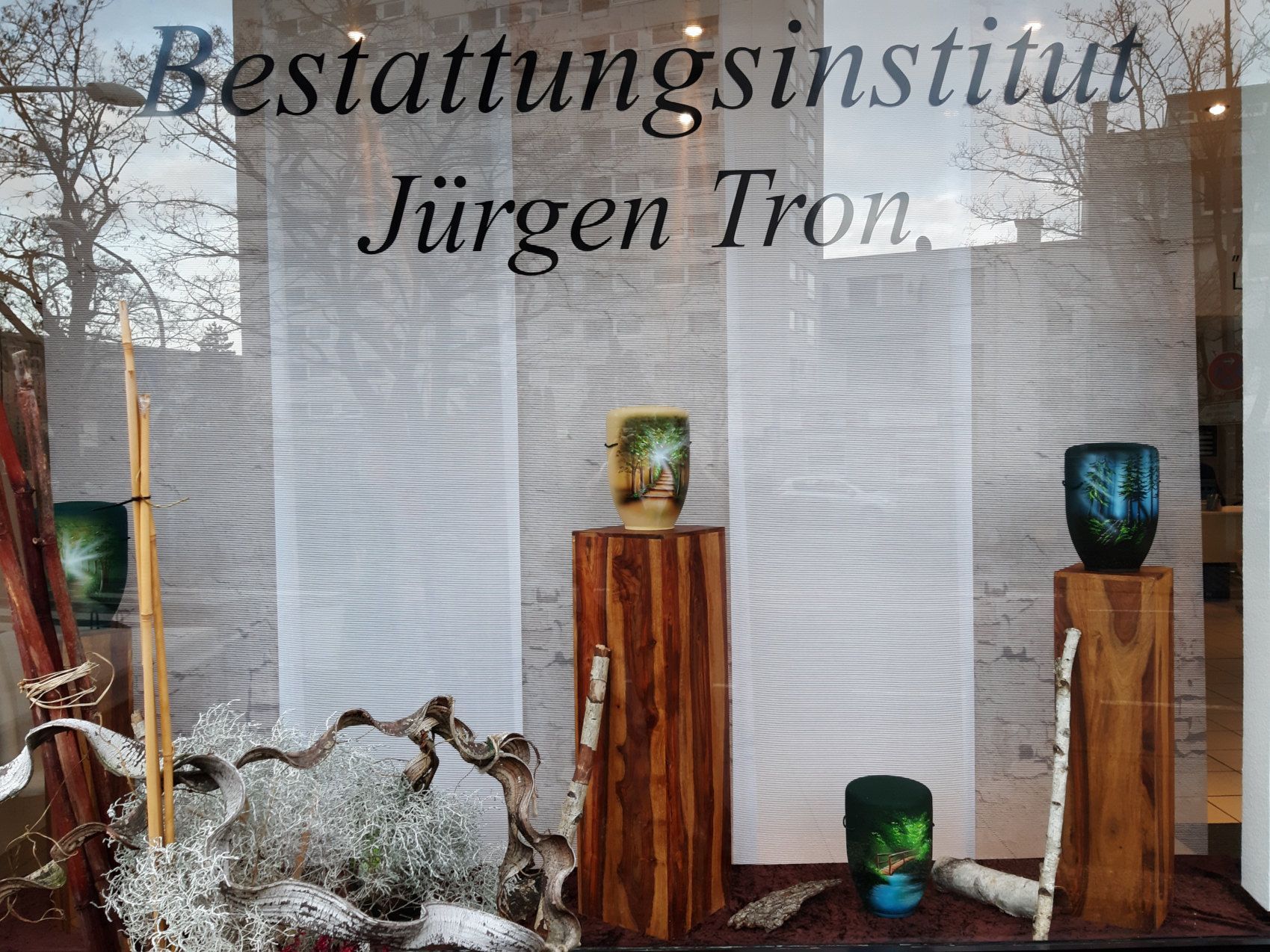 Schaufenster mit Urnen und Gedenkobjekten im Bestattungsinstitut