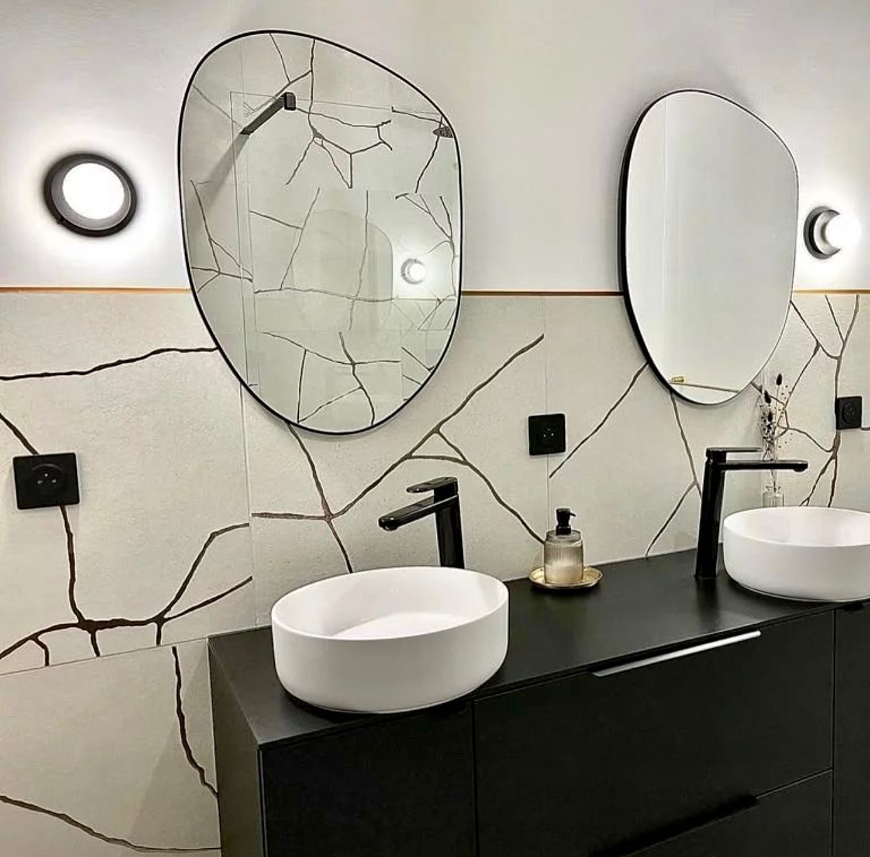 Réalisation d’un mur carrelé dans une salle de bains