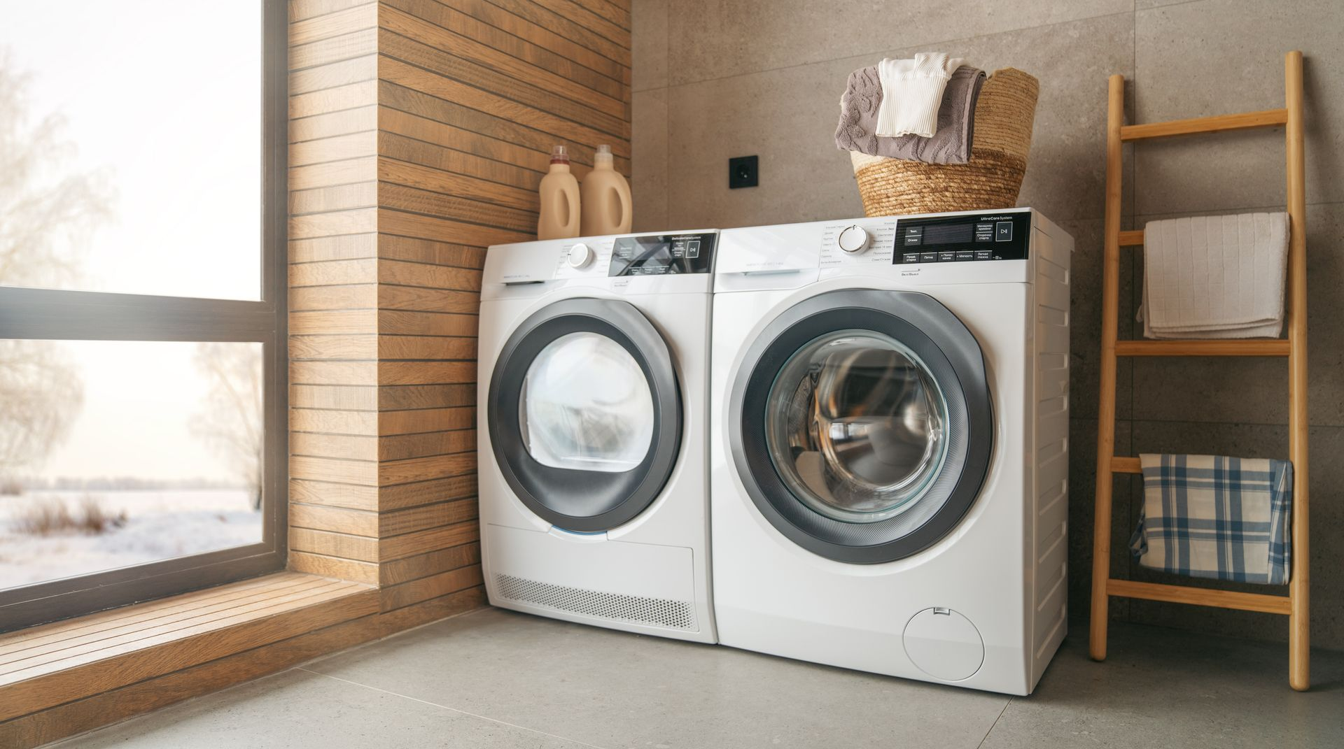 Buanderie avec deux lave-linge à chargement frontal, mur en briques, fenêtre et étagère échelle en bois