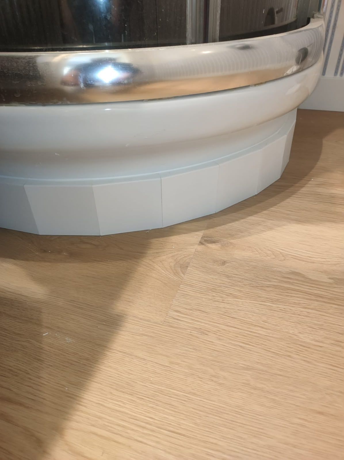 Primer plano de la base de un electrodoméstico de acero inoxidable con la parte inferior de plástico gris