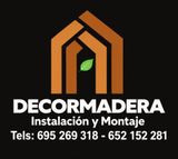 Logotipo de Decormadera con un icono naranja de una casa, una hoja y texto blanco: «Instalación y Montaje»