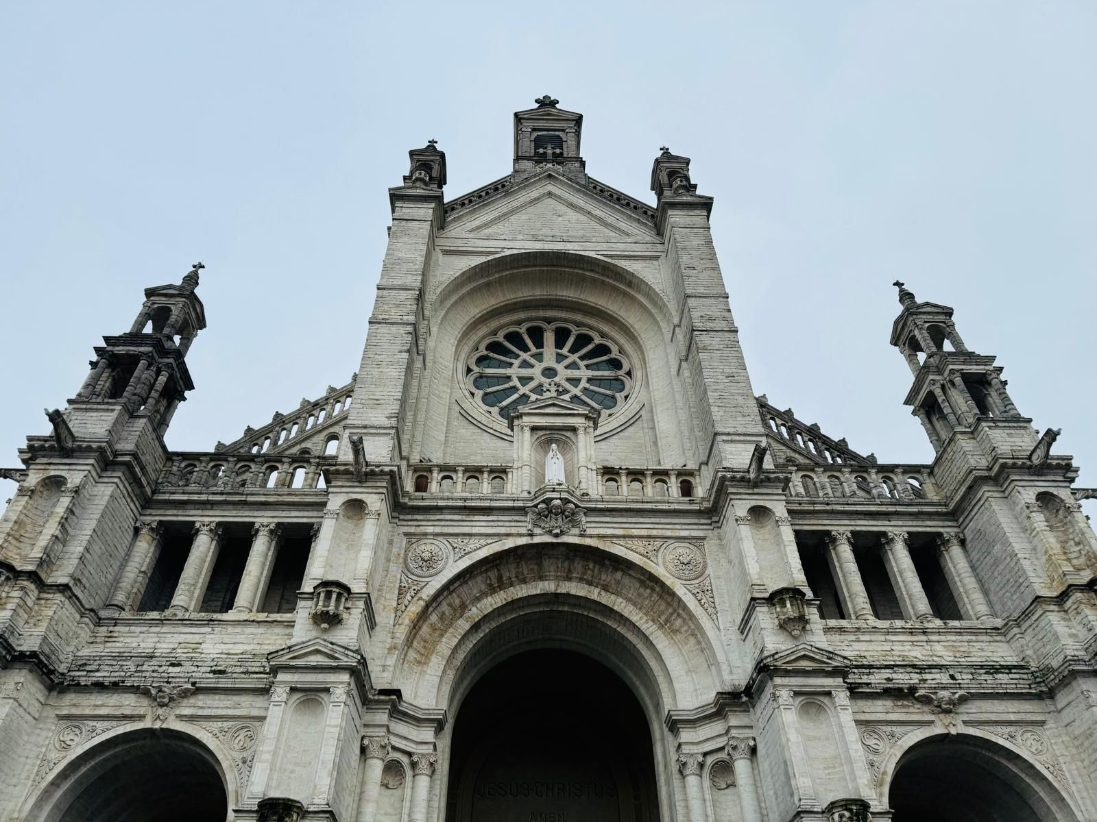 Une grande église avec une horloge sur le devant