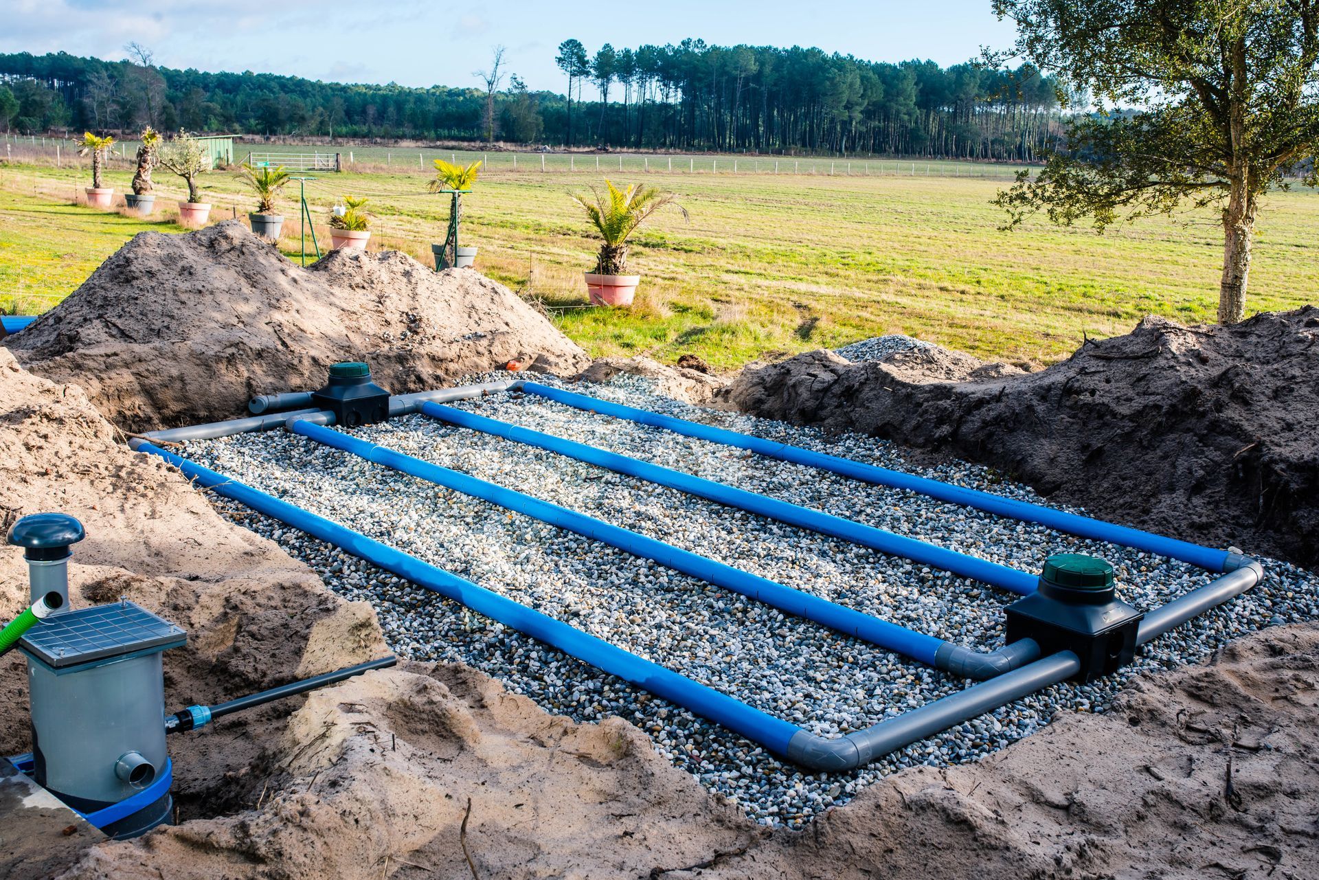 Installation d'un système d'épandage pour l'assainissement individuel sur un terrain.