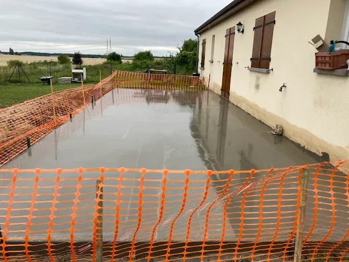 Béton fraîchement coulé pour la création d'une terrasse.