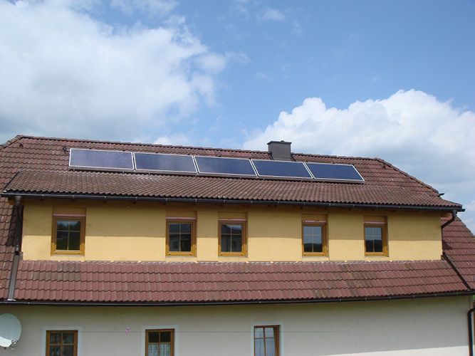 Ein Haus mit Solarzellen auf dem Dach