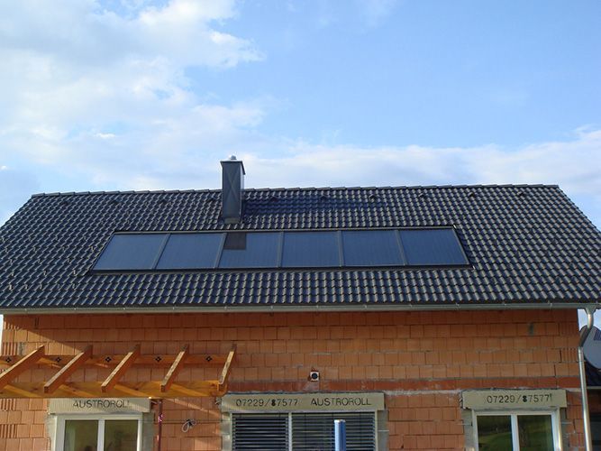 Ein Backsteinhaus mit Solarzellen auf dem Dach