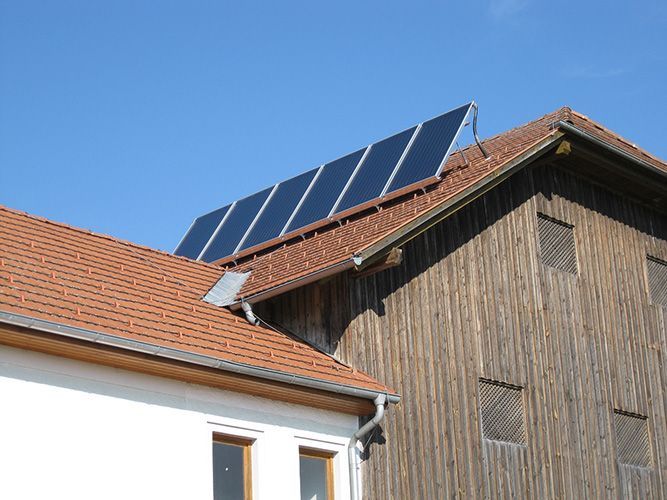 Ein Haus mit einem Solarpanel auf dem Dach