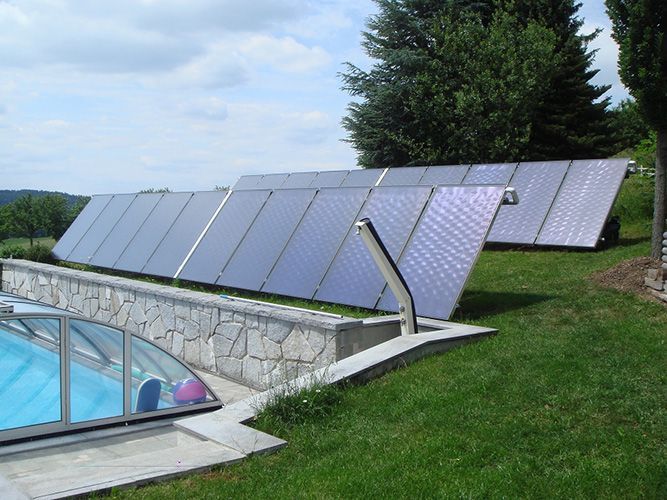 Eine Reihe von Solarmodulen neben einem Swimmingpool