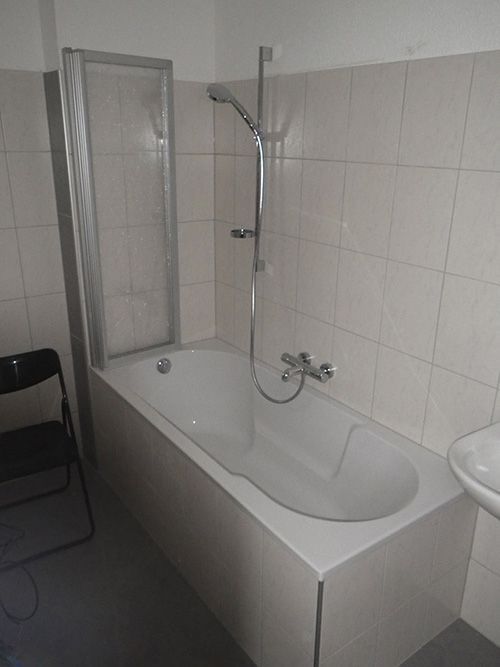 Ein Badezimmer mit Badewanne, Waschbecken und Dusche.