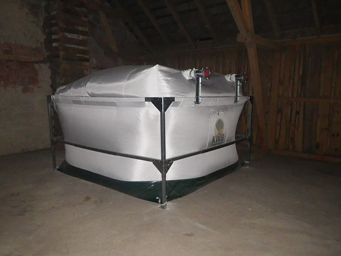 Ein großer weißer Behälter steht in einem dunklen Raum.