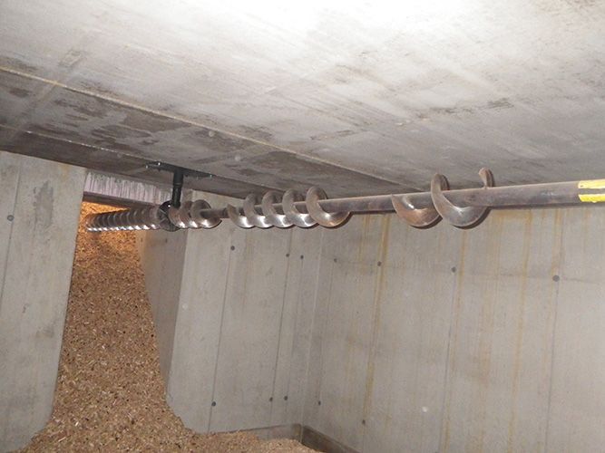 Ein Haufen Schrauben hängt von der Decke eines Zimmers.