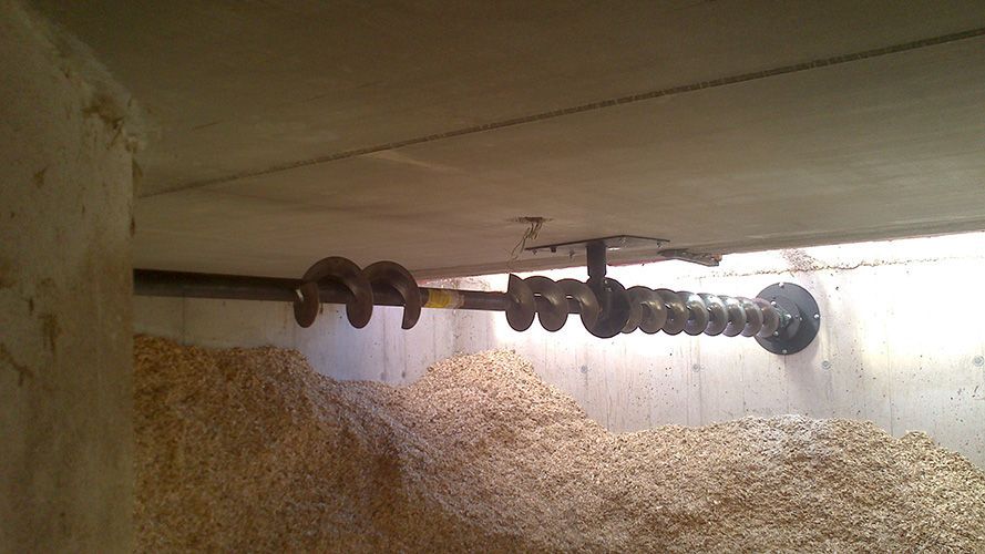 Ein Raum mit vielen Holzspänen und Rohren