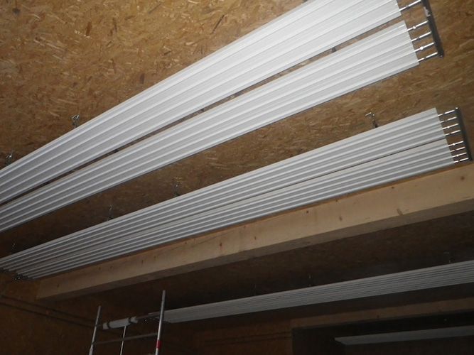 Ein Bündel weißer Rohre hängen von der Decke