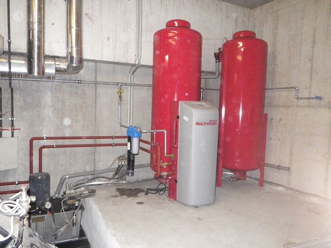 Ein Raum mit zwei roten Tanks und einem grauen Tank mit der Aufschrift Ballast