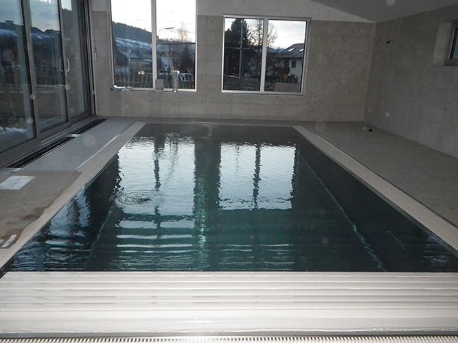 Ein großes Hallenbad mit vielen Fenstern