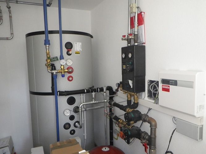 Ein Raum mit einer Heizung und einer Kiste auf dem Boden