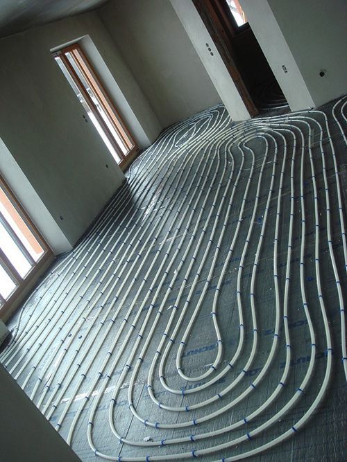 Ein Raum mit vielen Rohren auf dem Boden