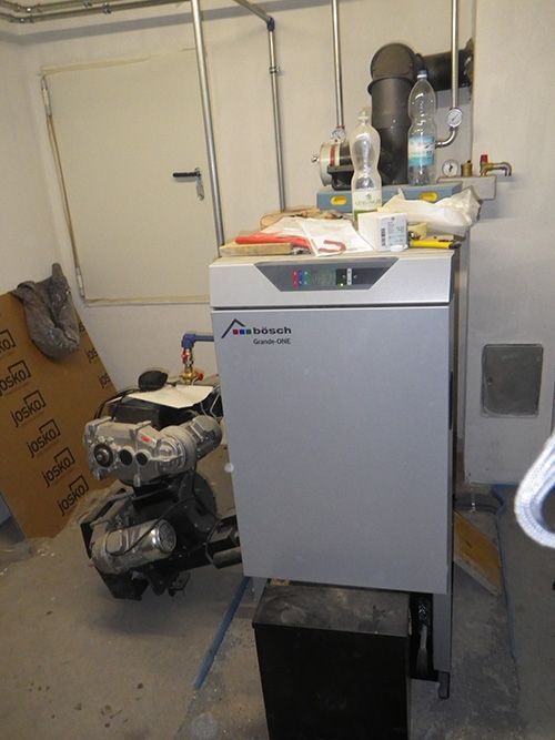 Eine weiße Box mit dem Wort Maxbauch darauf