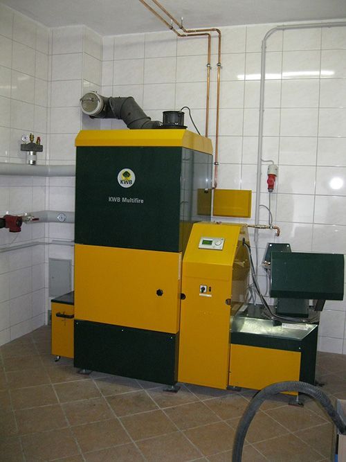 Eine gelb-grüne Maschine mit einer Uhr darauf