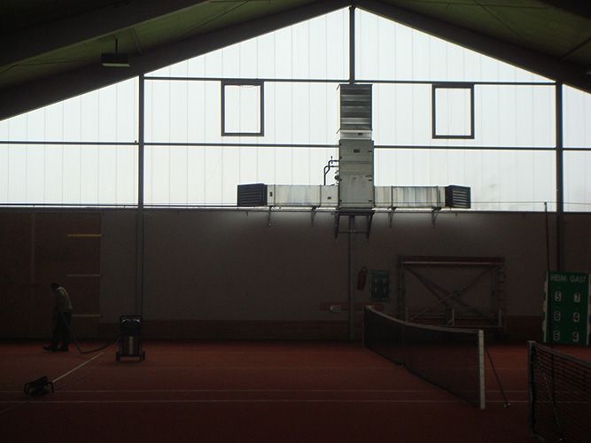 Ein Tennisplatz mit Netz und großem Fenster