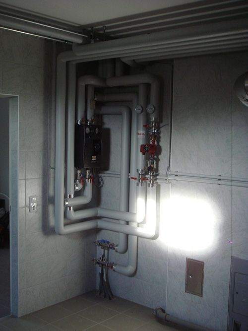 Ein Raum mit vielen Rohren an der Wand