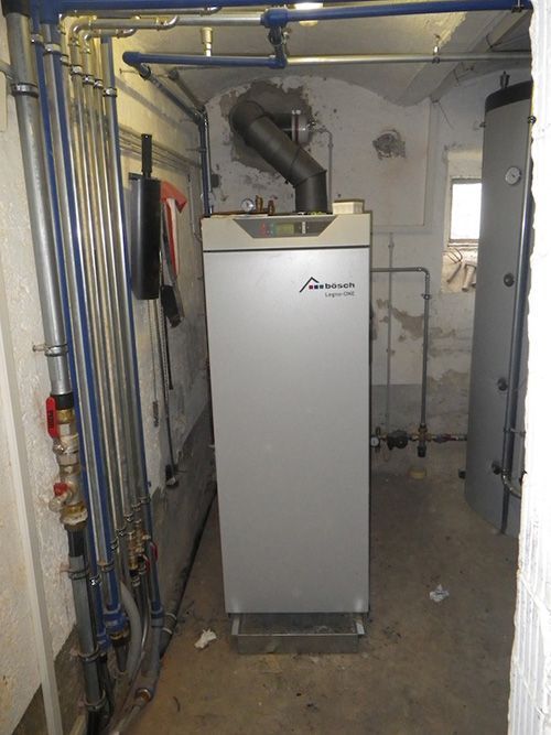 Ein Raum mit einem grauen Gerät mit der Aufschrift „Premium“