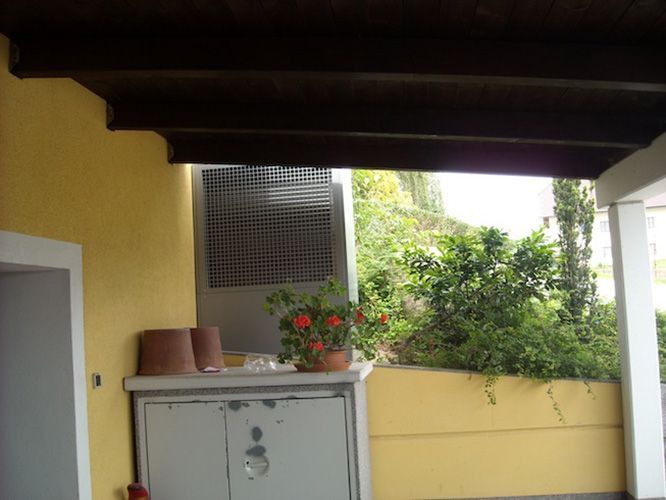 Eine gelbe Wand mit einem weißen Schrank darauf