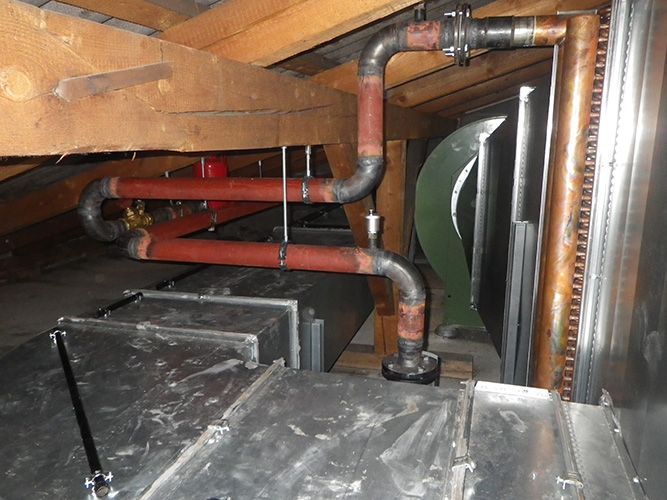 Ein Haufen Rohre hängen von der Decke