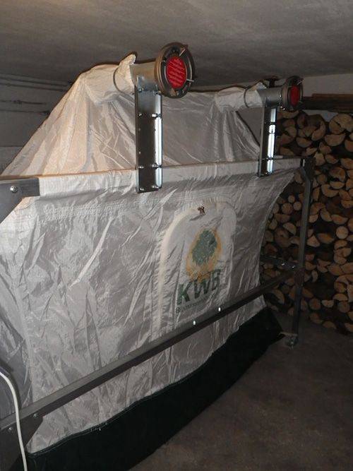 Eine weiße Tasche mit dem Wort „König“ darauf