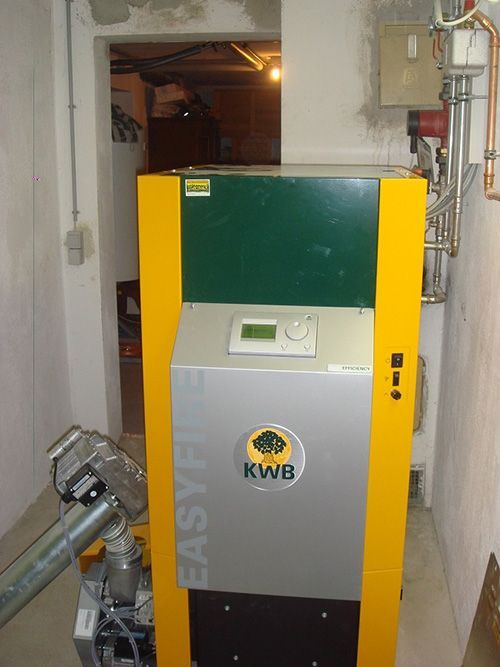 Ein kwb-Kessel steht in einer Zimmerecke