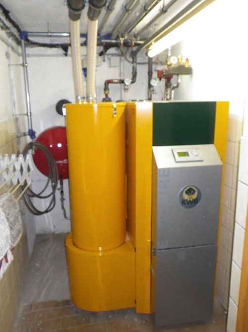 Ein Raum mit einer gelben und einer roten Heizung