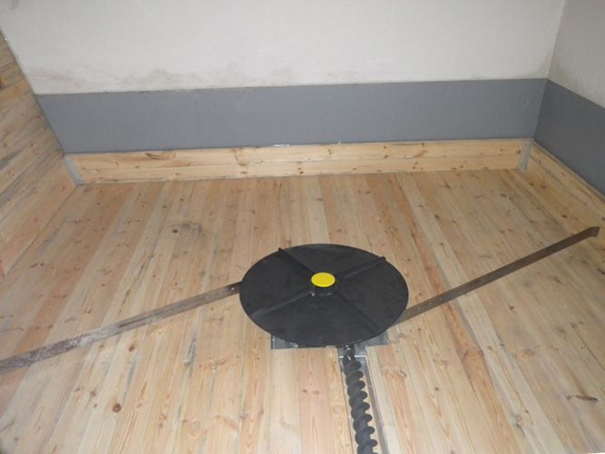 Ein Holzboden mit einem schwarzen Gegenstand in der Mitte