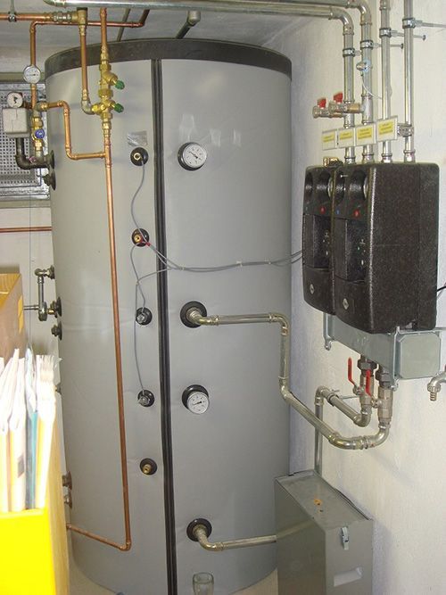 Ein großer grauer Tank mit einer Uhr darauf