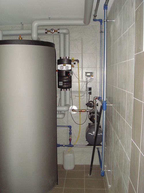 Ein Raum mit einem großen grauen Zylinder in der Mitte