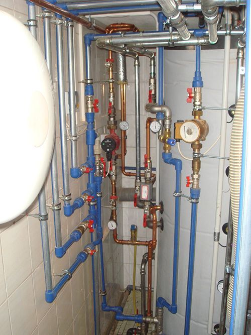 Ein Raum voller Rohre und Ventile