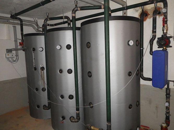 In einem Raum sind mehrere Warmwasserbereiter aufgestellt.