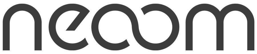 Eine Nahaufnahme des Wortes „Necom“ auf weißem Hintergrund.