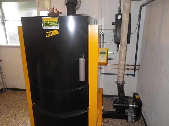 Ein schwarz-gelbes Gerät mit einem Aufkleber mit der Aufschrift smt